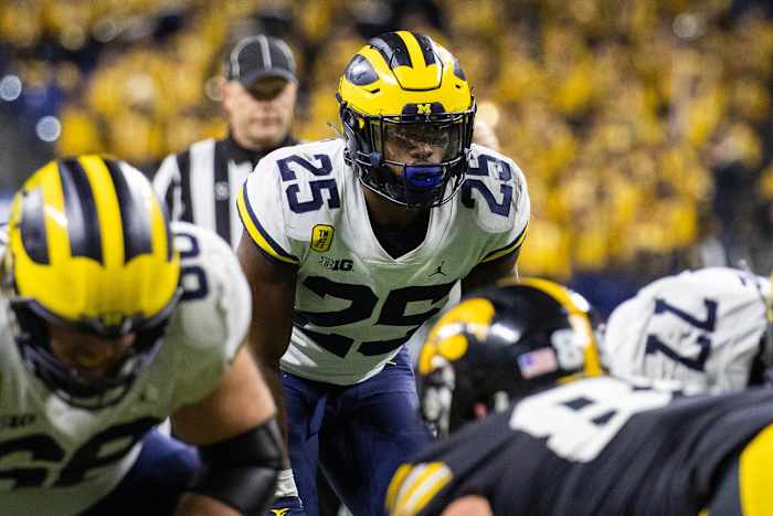 Michigan Wolverines running back Hassan Haskins (25) lines up in the second half against the Iowa Hawkeyes at Lucas Oil Stadium.